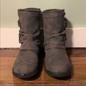 Gently used zipper sued boots